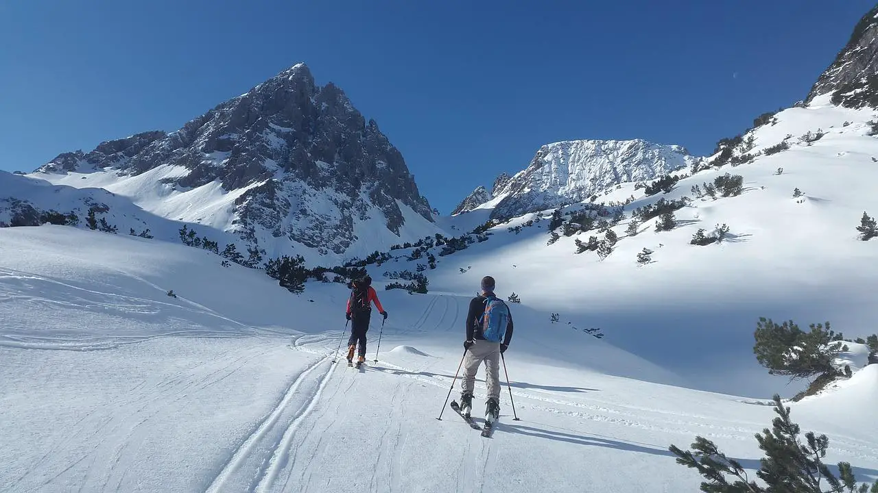 Podróże po Alpach: górskie wędrówki i sporty zimowe